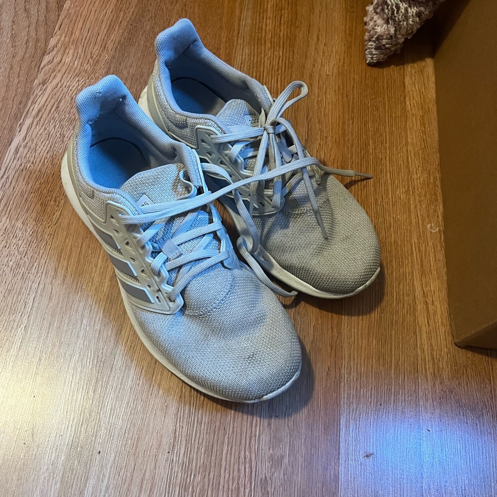 Tennis shoes